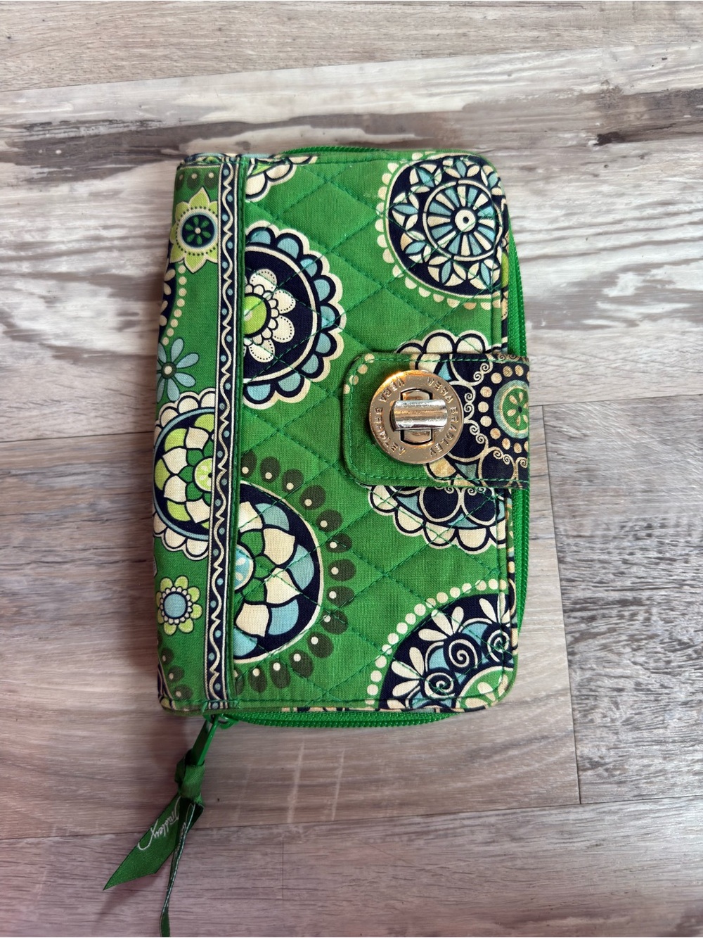 Vera Bradley Turnlock Wallet Quilted Medallion In Retired Pattern Cupcakes Green